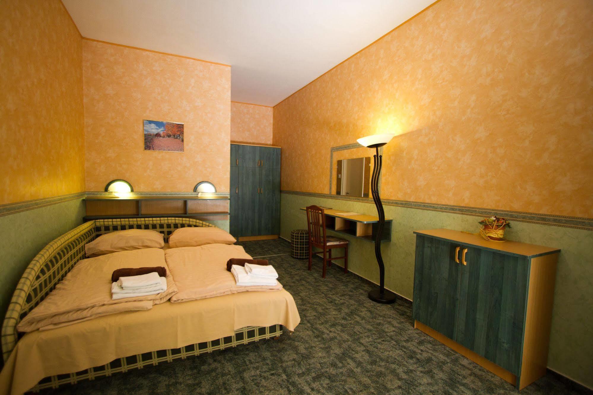 Piknik Wellness Hotel Siofok Exterior photo