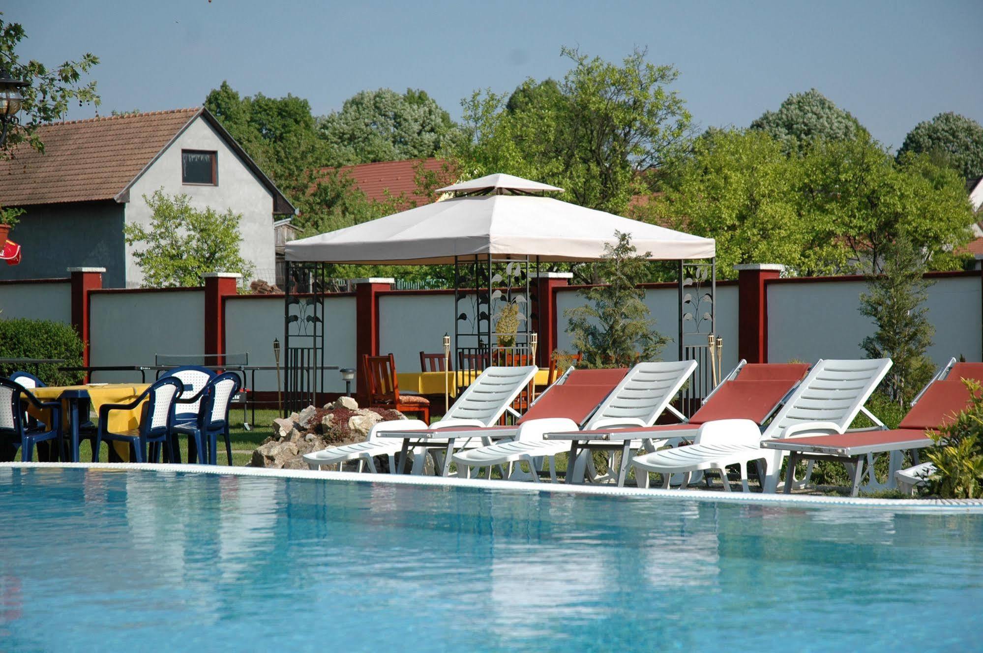 Piknik Wellness Hotel Siofok Exterior photo